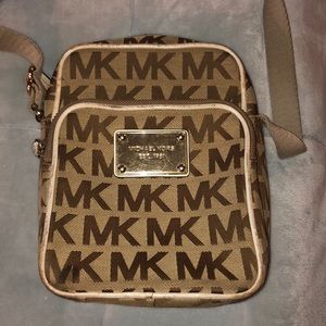 •Michael Kors Crossbody•